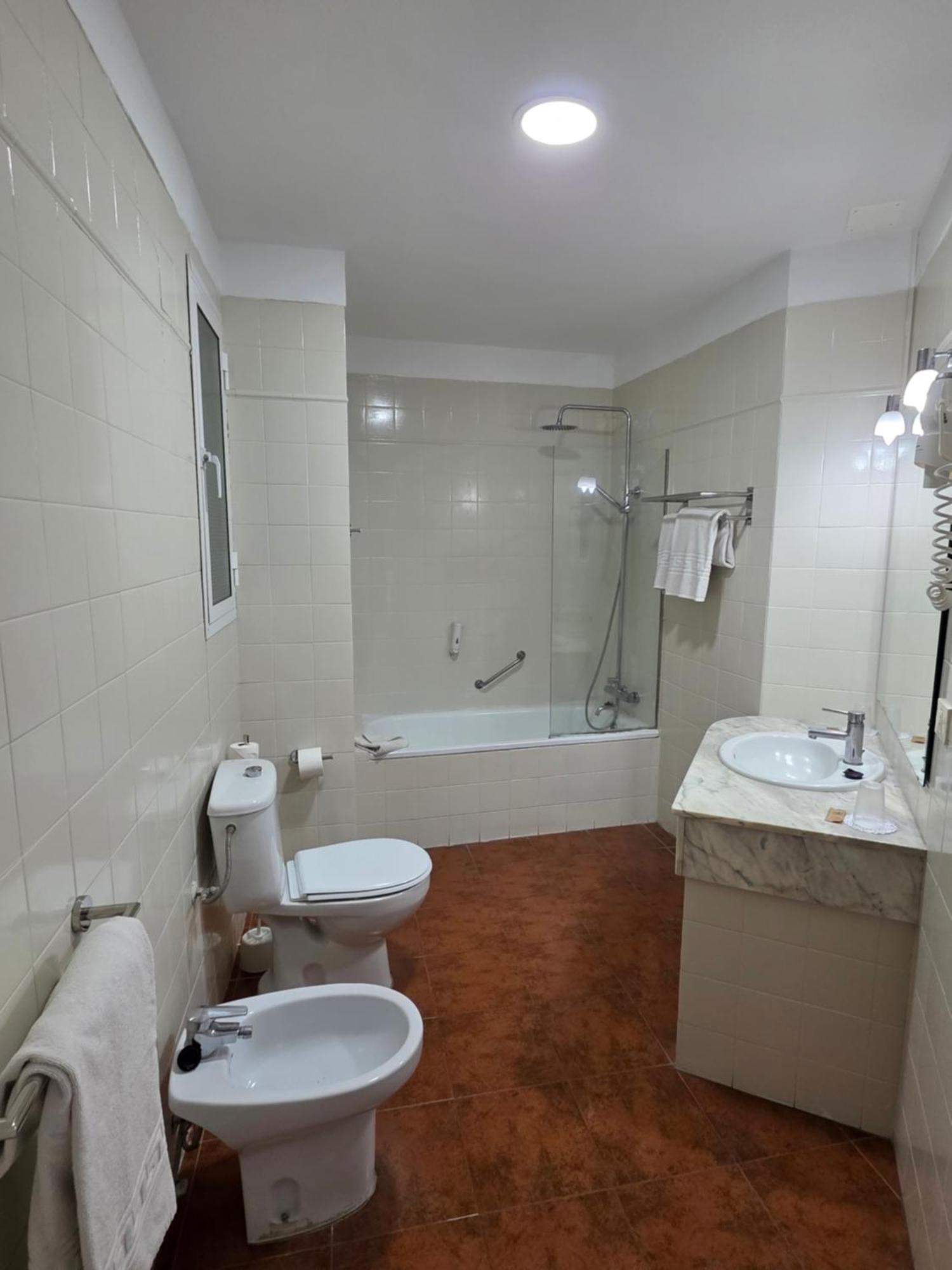 Habitación Doble (2 adultos + 1 niño) - 1 o 2 camas